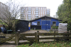 909207 Gezicht op de stal van stadsboerderij Het Lachende Paard (Kouwerplantsoen 52) te Utrecht, met op de achtergrond ...